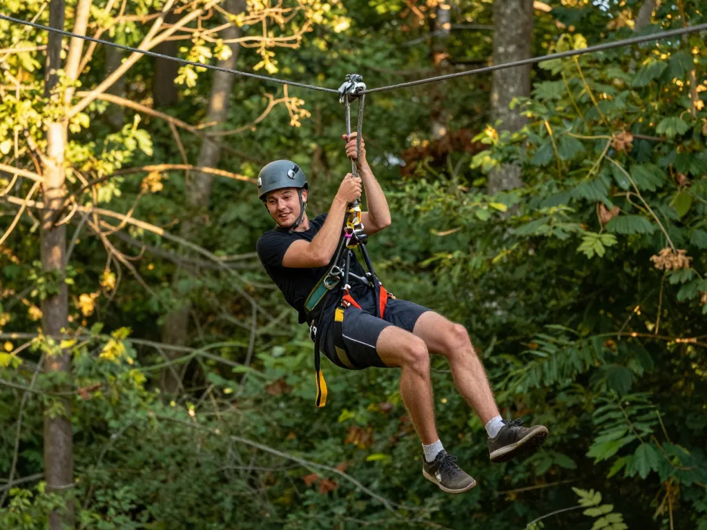 Un homme souriant en plein vol sur une tyrolienne au-dessus d'une forêt verdoyante près de Lille.